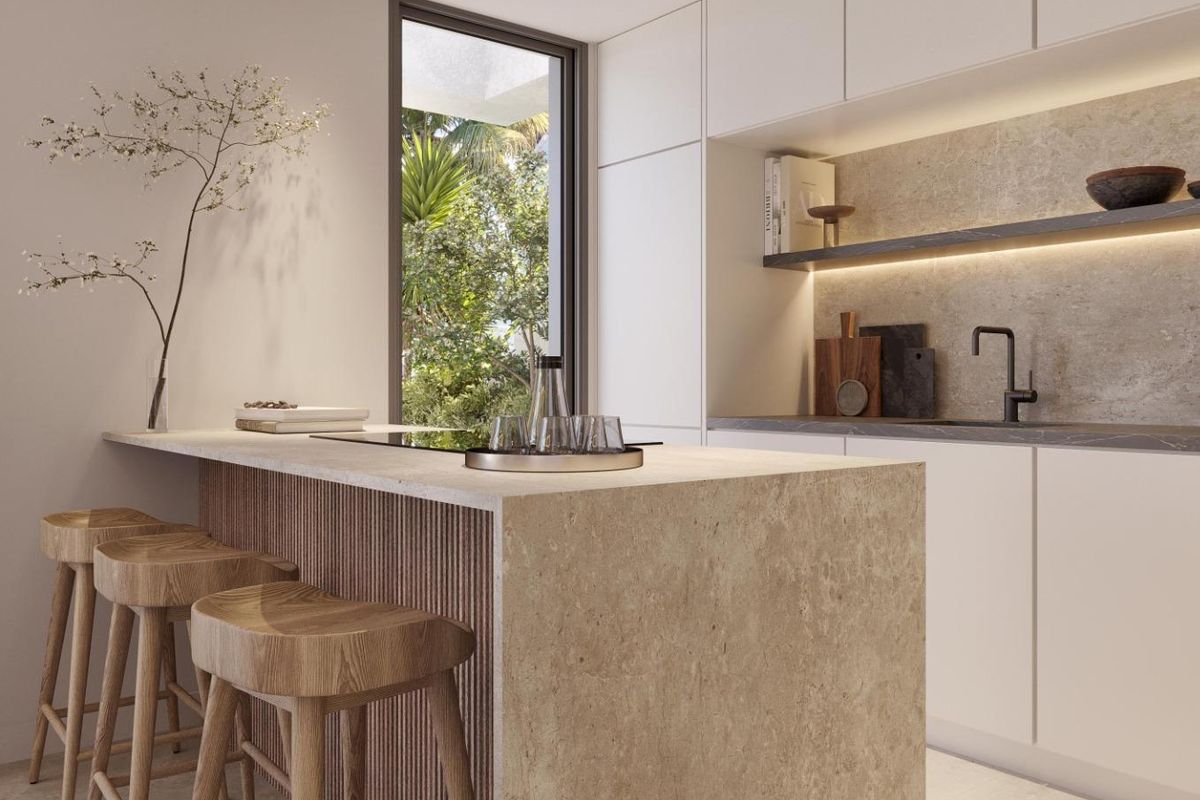 Stijlvolle keuken met een ontbijtbalk en natuurlijk licht vanuit het raam, gelegen in Estepona, Spanje.