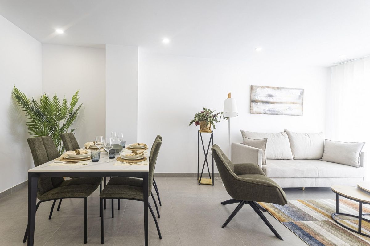 Eetkamer met een tafel voor zes in de lichte 2-slaapkamer appartement in La Manga del Mar Menor.