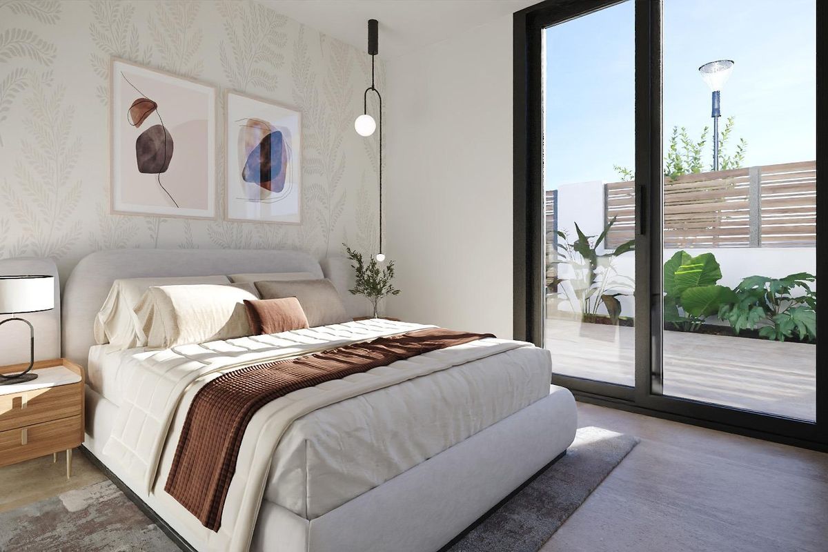 Heldere en luchtige slaapkamer met uitzicht op buiten in een moderne villa in Fuente Álamo.