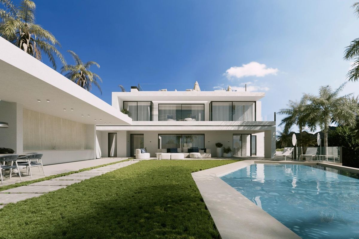 Een ander perspectief van de chique villa in Marbella, met de tuin en uitnodigend zwembad.