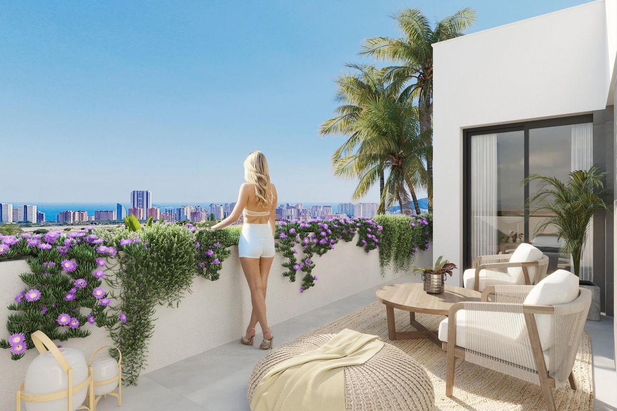 Prachtig terras met uitzicht vanuit een villa met 5 slaapkamers in Finestrat, met mooie bloemen en een schilderachtige skyline.