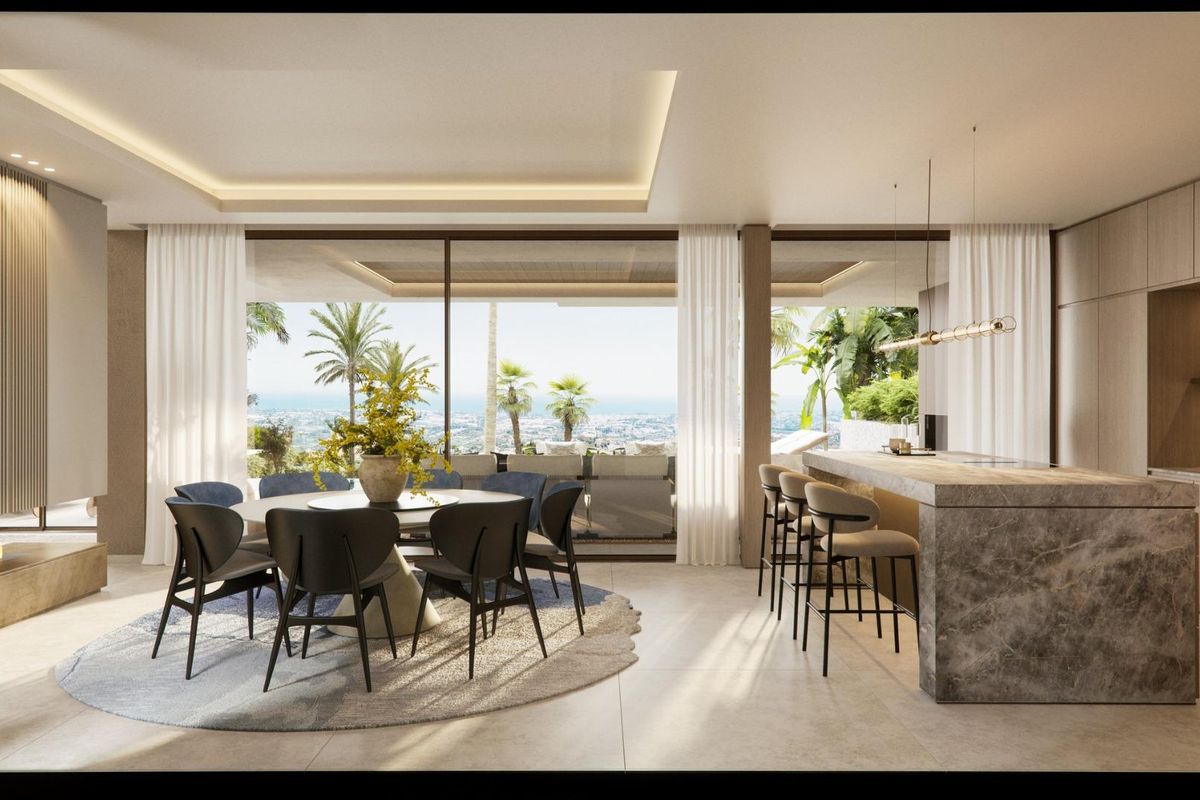 Heldere eetruimte en moderne keuken in villa in Marbella, met schilderachtige uitzichten en stijlvolle décor.