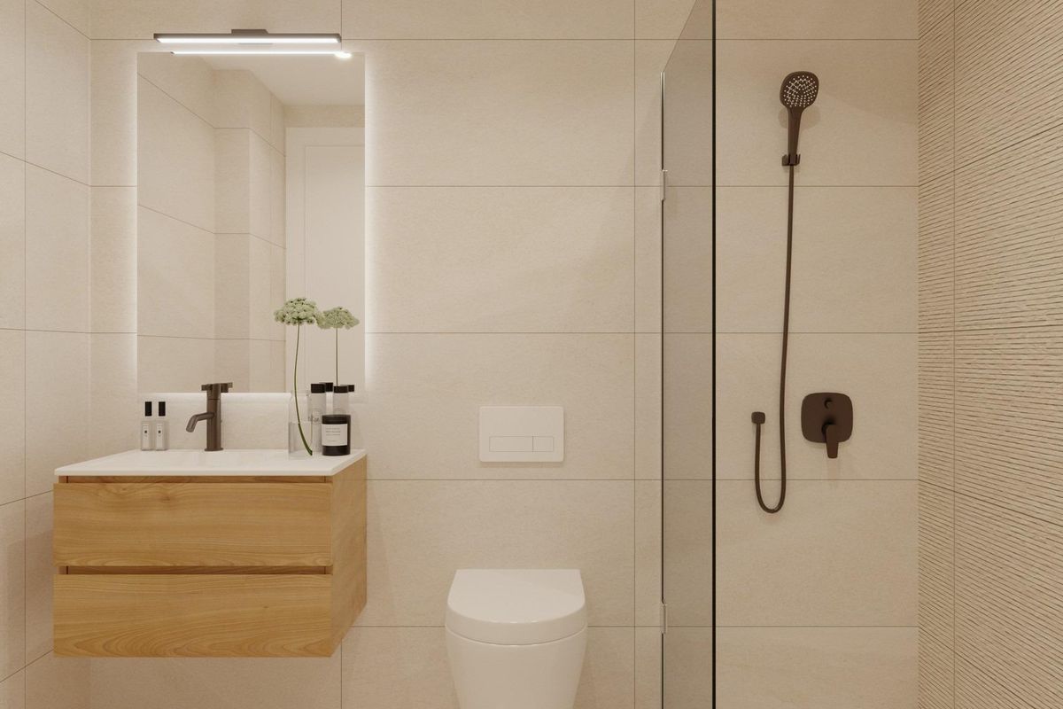 Strakke badkamer met moderne armaturen en een ruime indeling in een 3-slaapkamer appartement op de begane grond, Spanje.