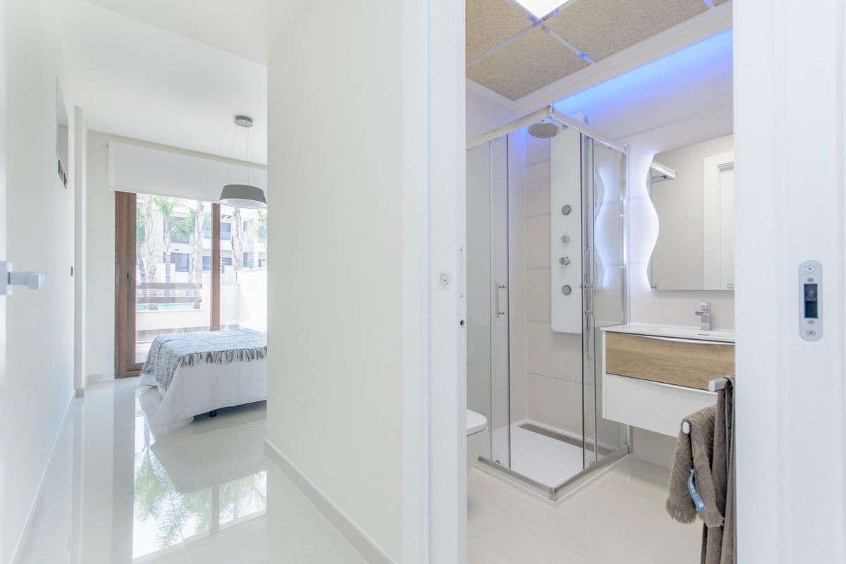 Entree naar een moderne badkamer in een 2-slaapkamer appartement in Torrevieja, met een strakke uitstraling.