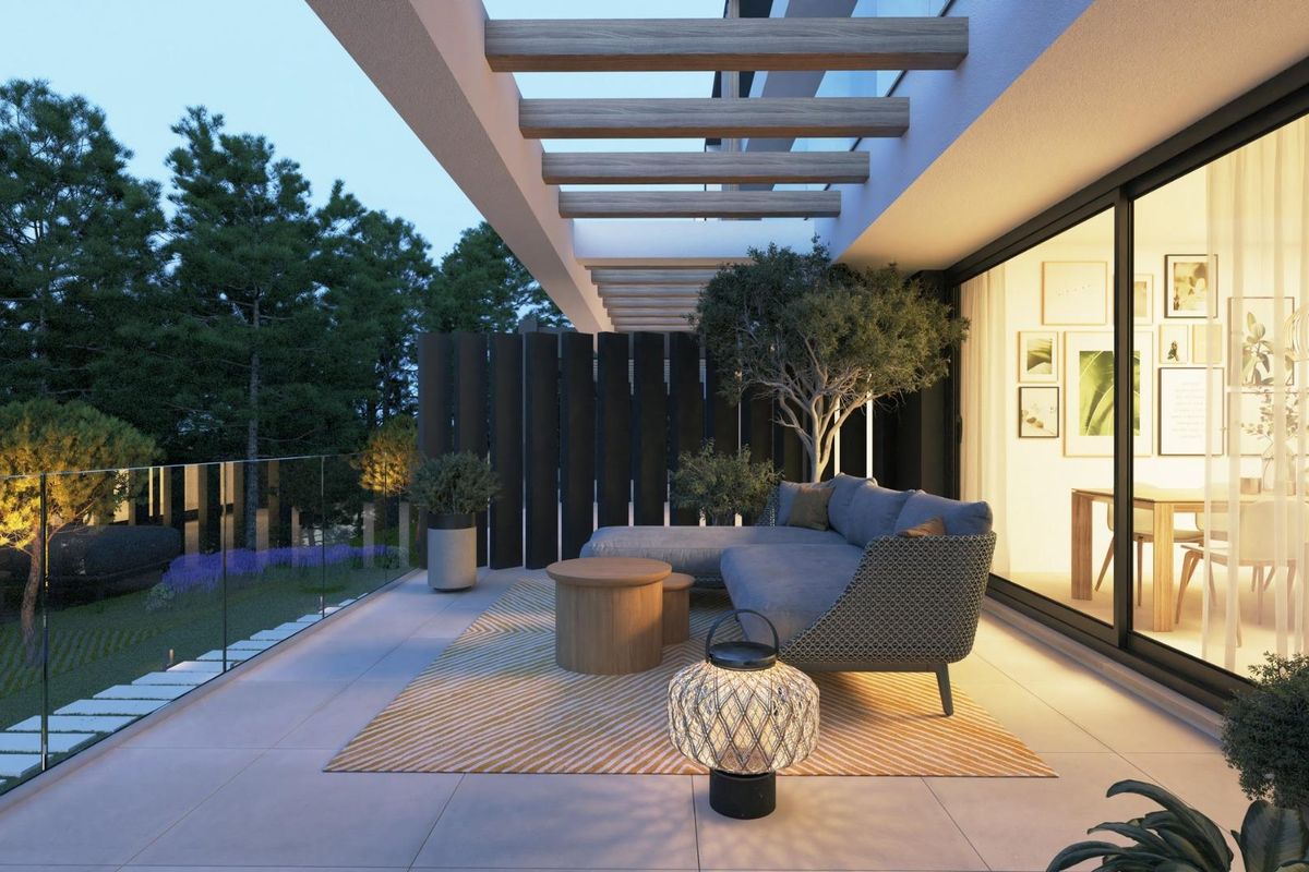 Stijlvol overdekt terras met zithoek in een herenhuis met 3 slaapkamers in Mijas. Buiten woonruimte met uitzicht op de tuin.