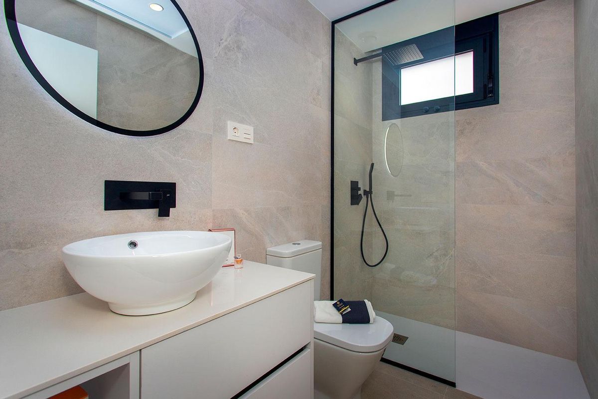 Hedendaagse badkamer met een stijlvolle wastafel en douche in Sucina, Costa Calida.