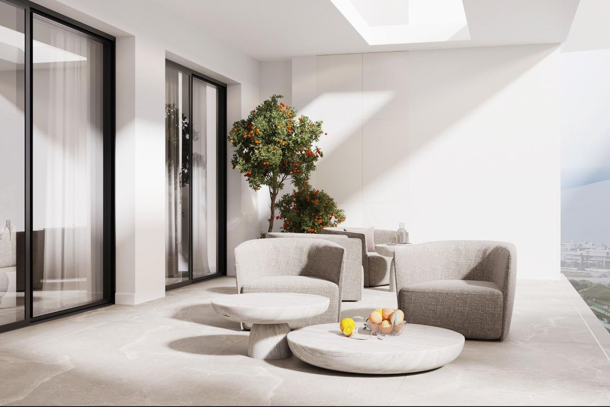 Chique buitenzitruimte met stijlvolle meubels en planten in een terras van een appartement in Estepona.