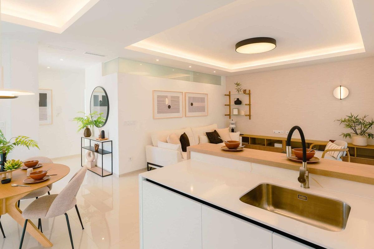 Open woonkamer en eetruimte met natuurlijk licht in het stijlvolle Rojales appartement.