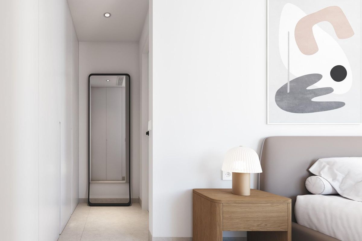 Gezellige hoek van de slaapkamer met een spiegel en artistieke details in de 3-slaapkamer villa, San Javier.