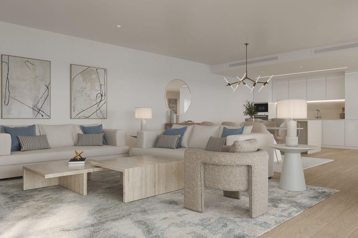 Gezellige woonkamer in het appartement in Estepona, met moderne decoratie en een open indeling.