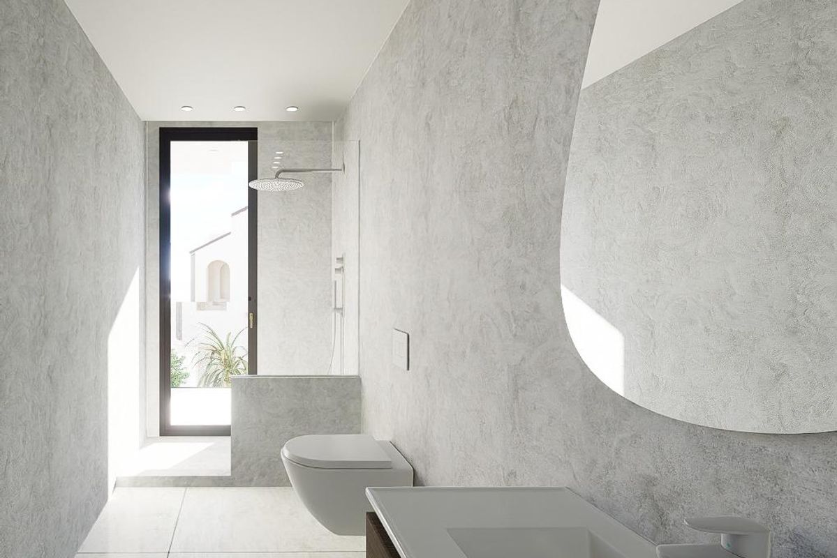 Minimalistische badkamer met moderne ontwerpen en een douchegedeelte in de villa in Orihuela Costa.