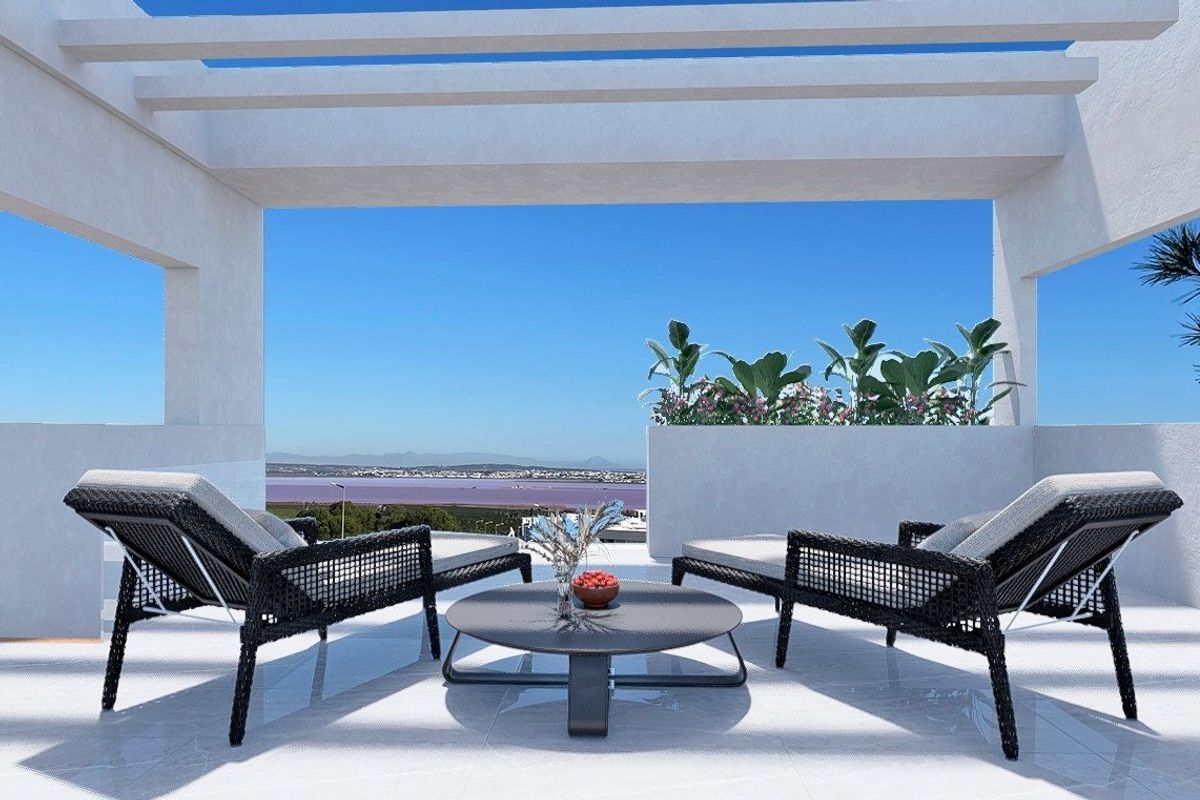 Uitnodigend terras met zitplaatsen en een schilderachtig uitzicht in een mooie 2-slaapkamer bungalow in Torrevieja.