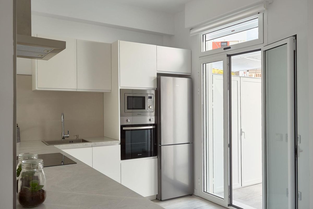 Modern keukenontwerp in een appartement op de begane grond met 3 slaapkamers in Vera, met geïntegreerde apparaten en licht.