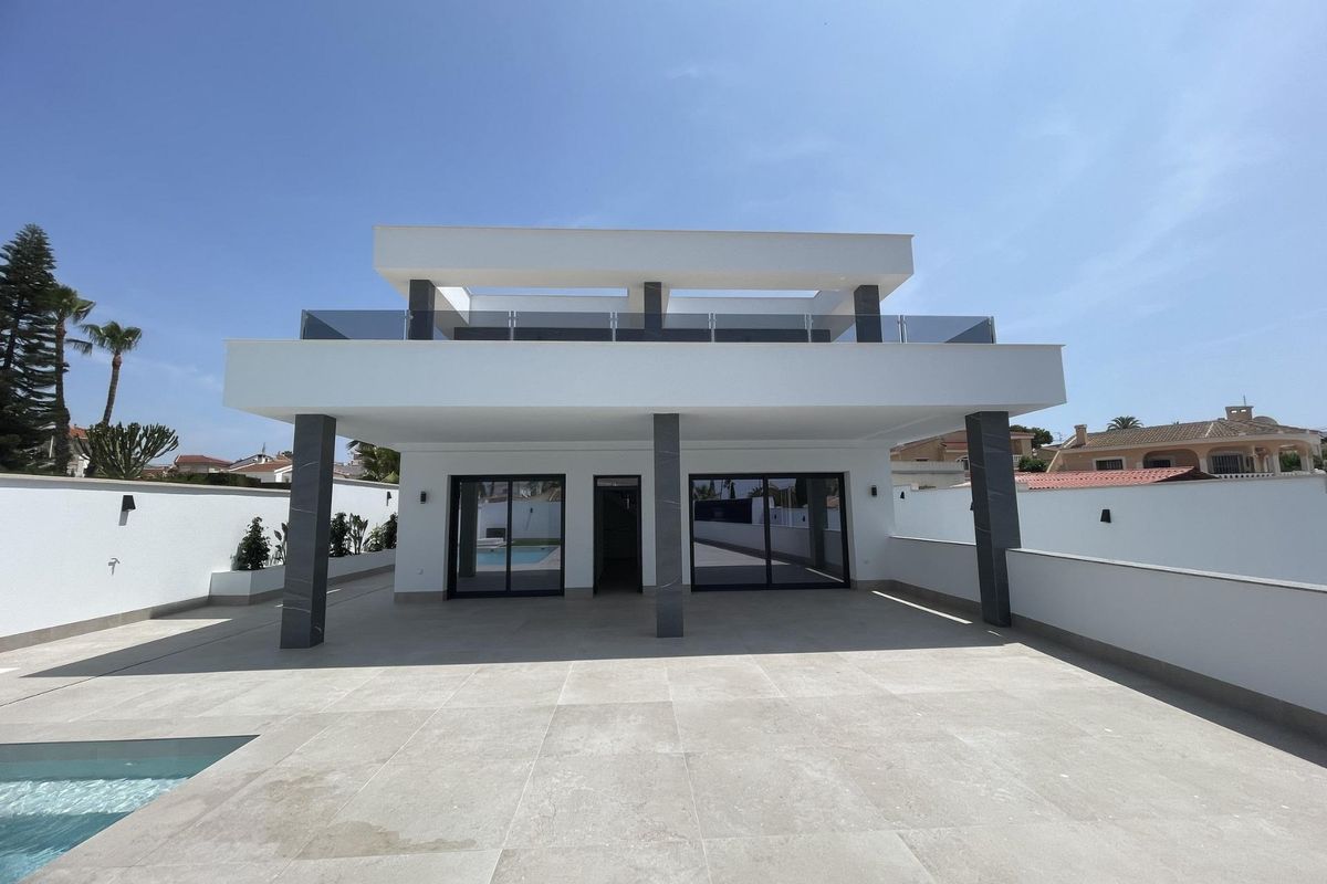 Moderne villa façade met grote ramen in Rojales, Costa Blanca Zuid, Spanje.