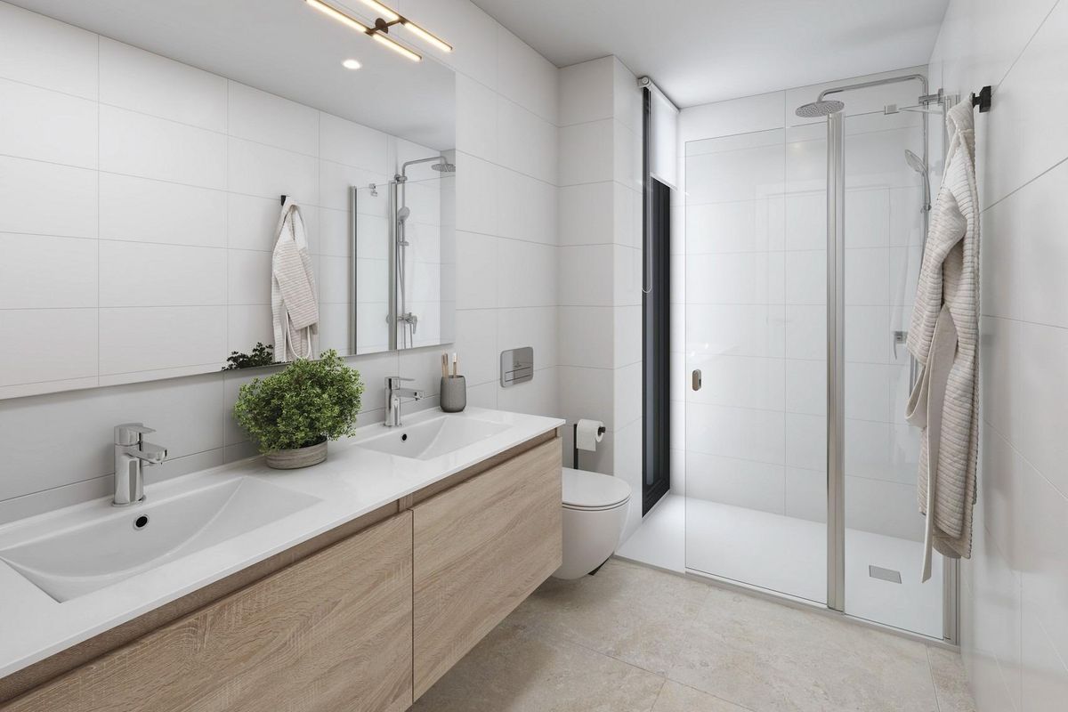 Elegante badkamer in de villa in San Javier, met een moderne douche en hedendaagse afwerkingen.