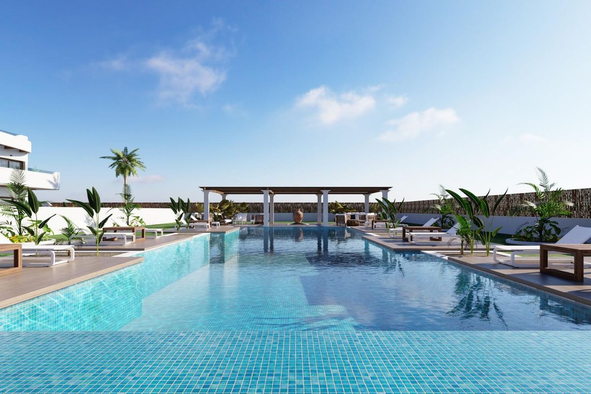 Een ander perspectief op het zwembadgebied met ligstoelen in Los Alcazares, Costa Calida, Spanje.