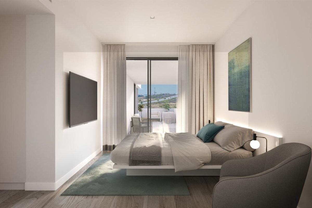 Moderne slaapkamer in een 2-slaapkamer penthouse met een serene kleurenpalet en uitzicht in Casares, Costa del Sol.