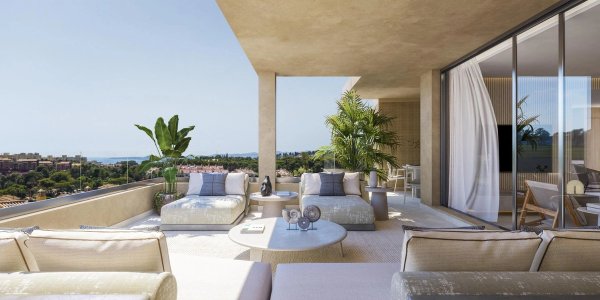 Ruime terras van een 2-slaapkamer appartement in Benalmádena, met comfortabele zitplaatsen en uitzicht op zee.