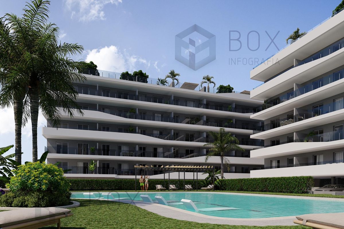 Dichtbijzicht van het zwembad in Santa Pola, omgeven door groen en ligstoelen.