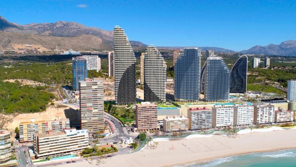 Luchtfoto van moderne gebouwen in Benidorm, voor de Middellandse Zee kust.