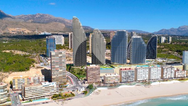 Luchtfoto van moderne gebouwen in Benidorm, voor de Middellandse Zee kust.