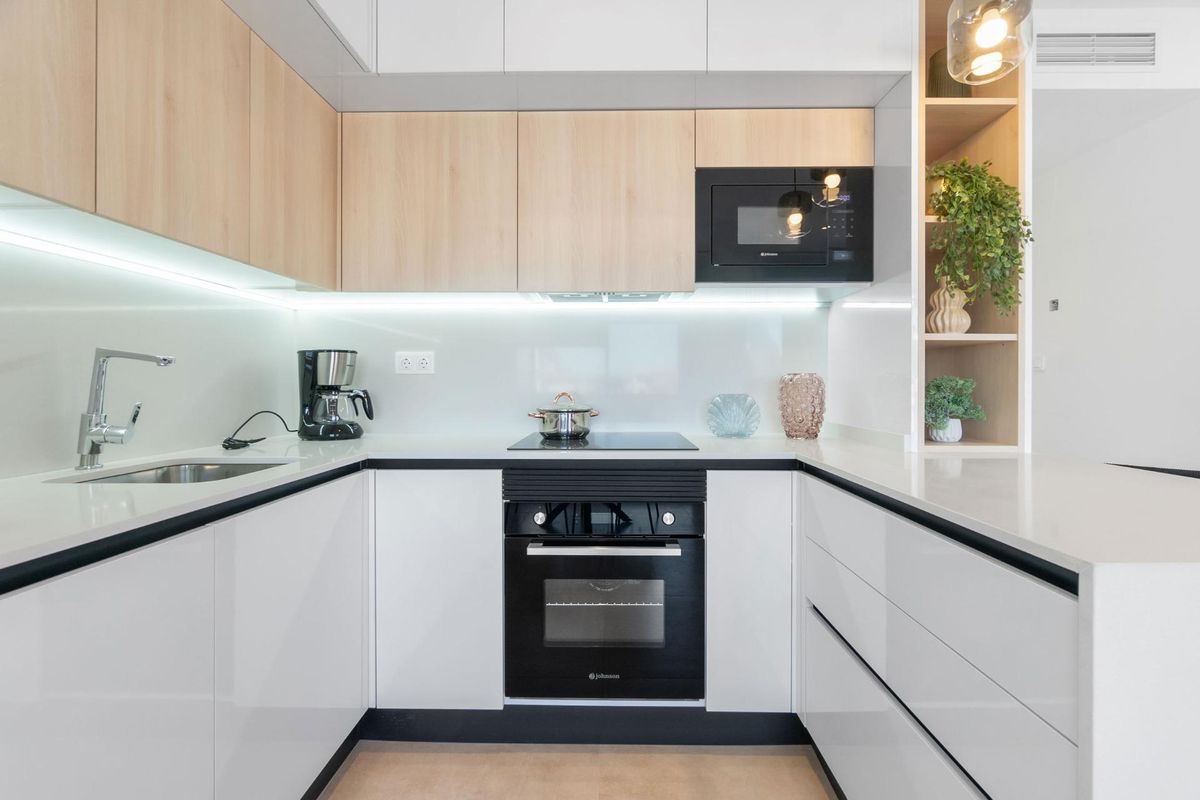 Goed uitgeruste keuken in een bungalow, met moderne apparatuur en een strakke inrichting, nabij Torrevieja.