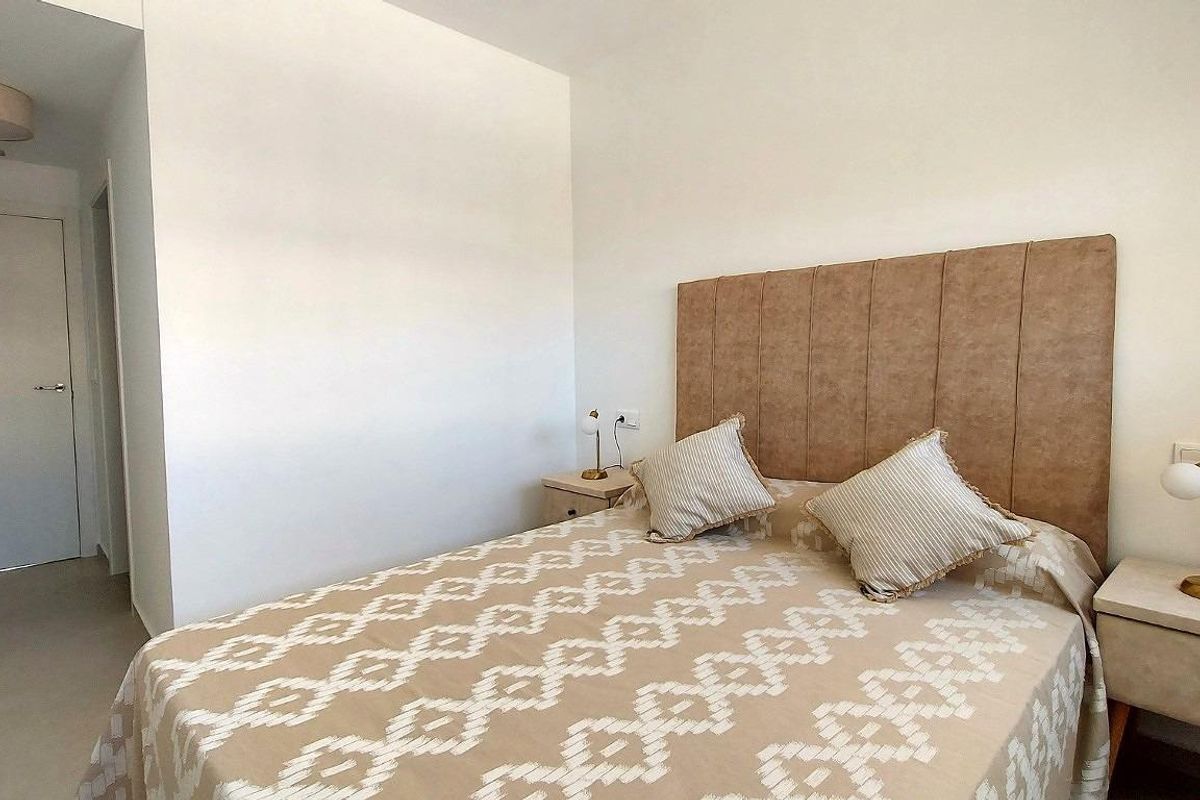 Gezellige slaapkamer in het appartement met een comfortabel bed en moderne decoratie in San Miguel de Salinas.