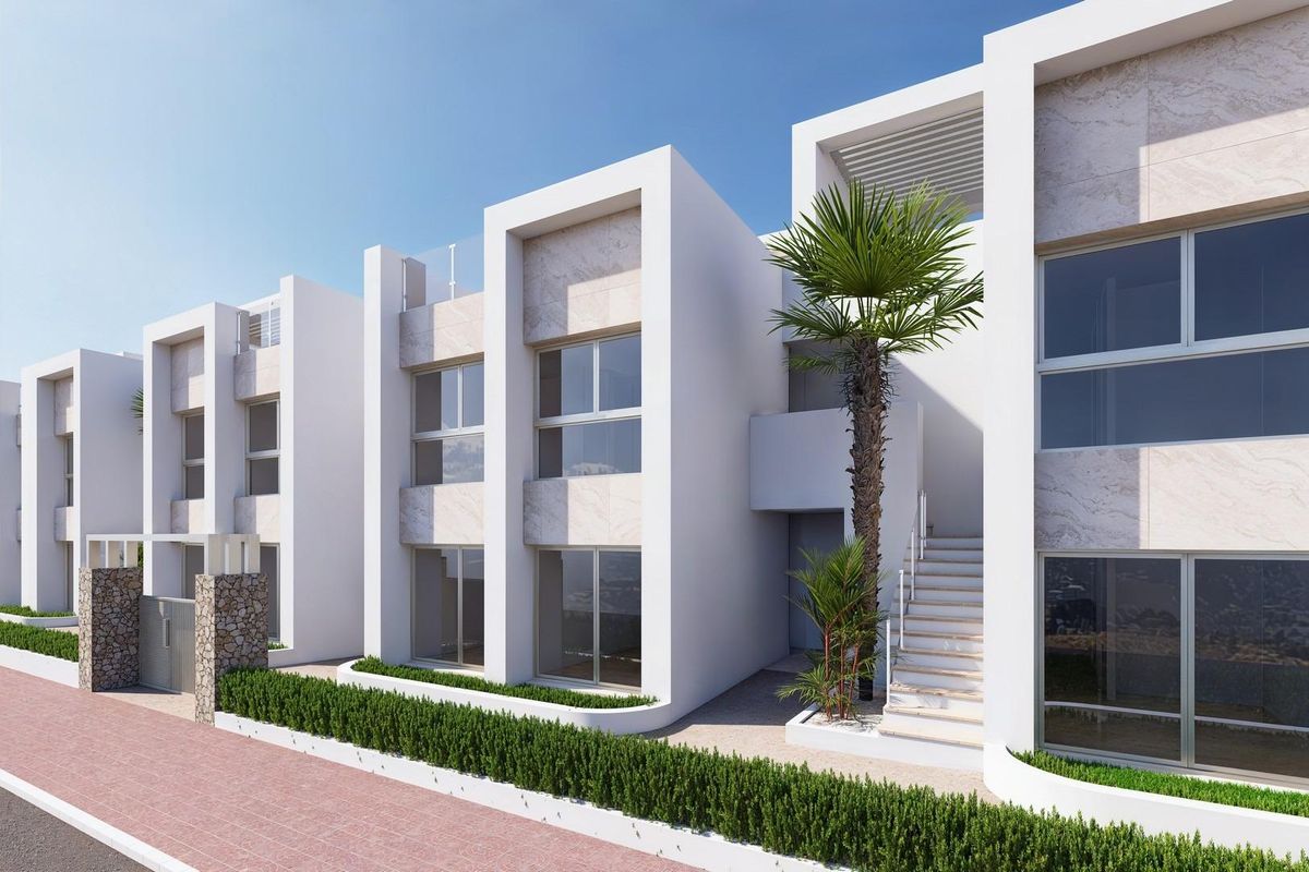 Buitenzicht op moderne bungalows met palmbomen en groen in Ciudad Quesada, Costa Blanca Zuid.