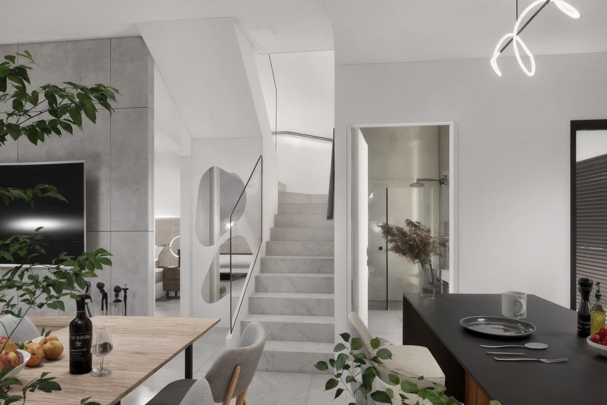 Open eetruimte met trap, met hedendaagse designelementen in een 3-slaapkamer villa, Los Montesinos, Spanje.