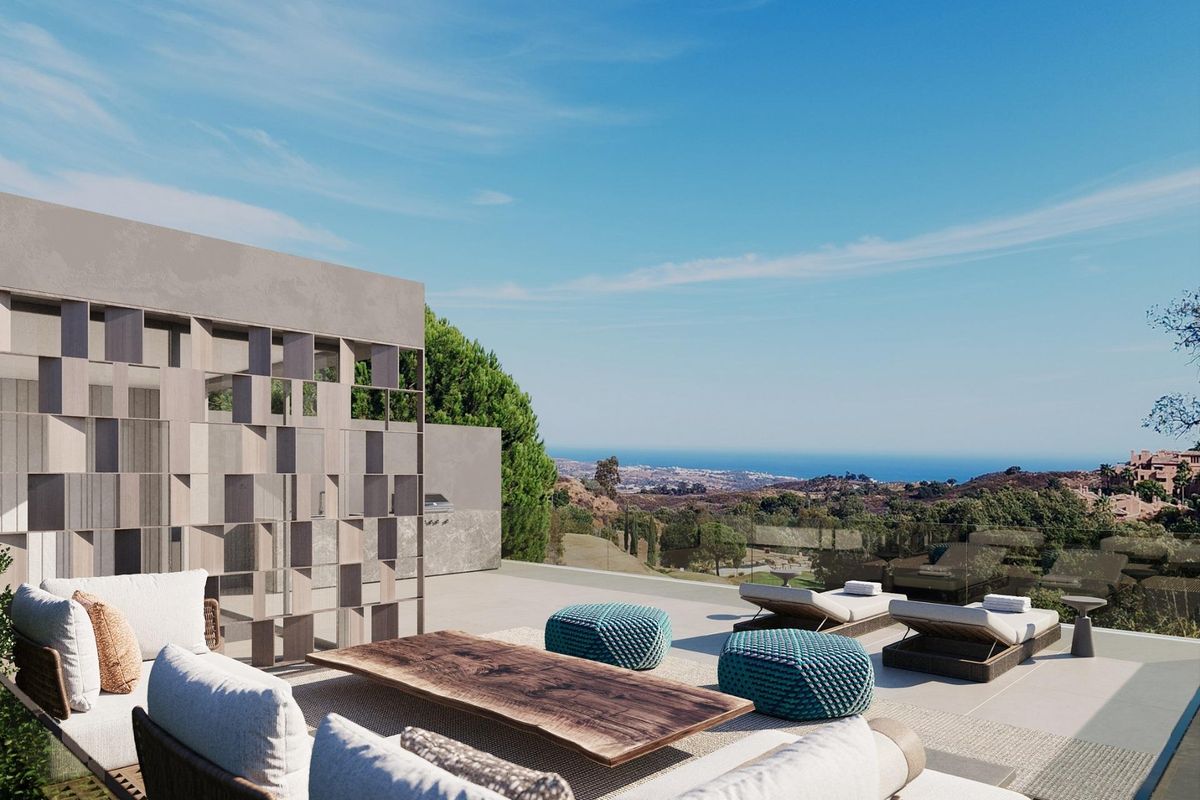 Ruime terras met stijlvolle zithoek en prachtig uitzicht in Ojen, Costa del Sol.