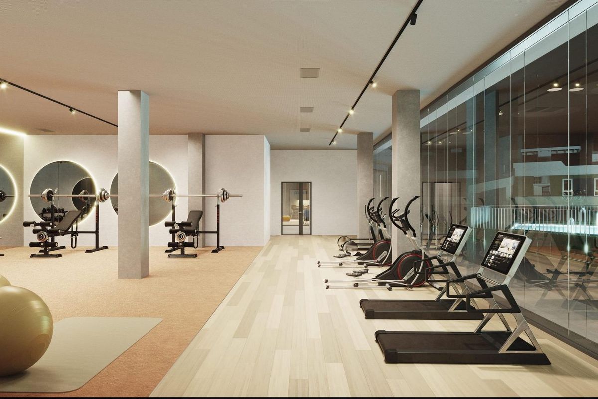 Moderne gym met fitnessmachines en gewichten in een wooncomplex in Mijas, Costa del Sol.