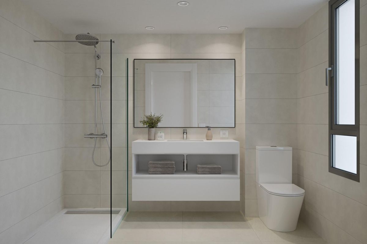 Hedendaagse badkamer met moderne armaturen en elegant ontwerp in Estepona, Costa del Sol.