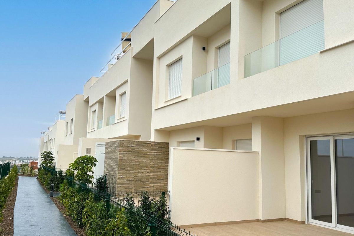 Buitenzicht op de 2-slaapkamer bungalow in Algorfa, met moderne architectuur en een aangelegde tuin.