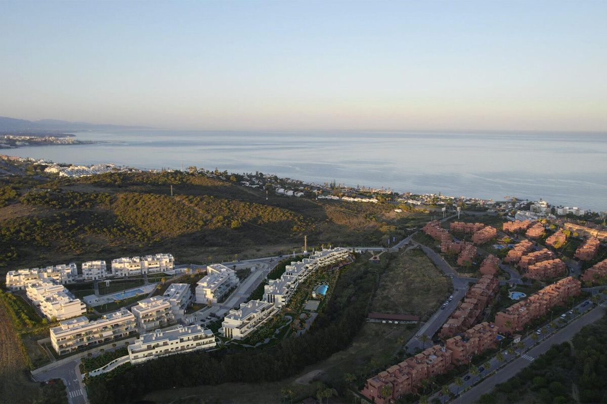Panoramisch uitzicht op de kust vanaf een verhoogd pand in Estepona, dat het omliggende gebied en de zee toont.