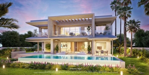 Prachtig nachtzicht op de buitenkant van een 4-slaapkamer villa in Ojen, Costa del Sol, met een zwembad en groene tuinen.