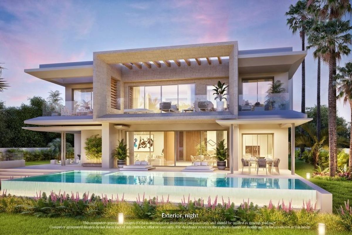 Prachtig nachtzicht op de buitenkant van een 4-slaapkamer villa in Ojen, Costa del Sol, met een zwembad en groene tuinen.