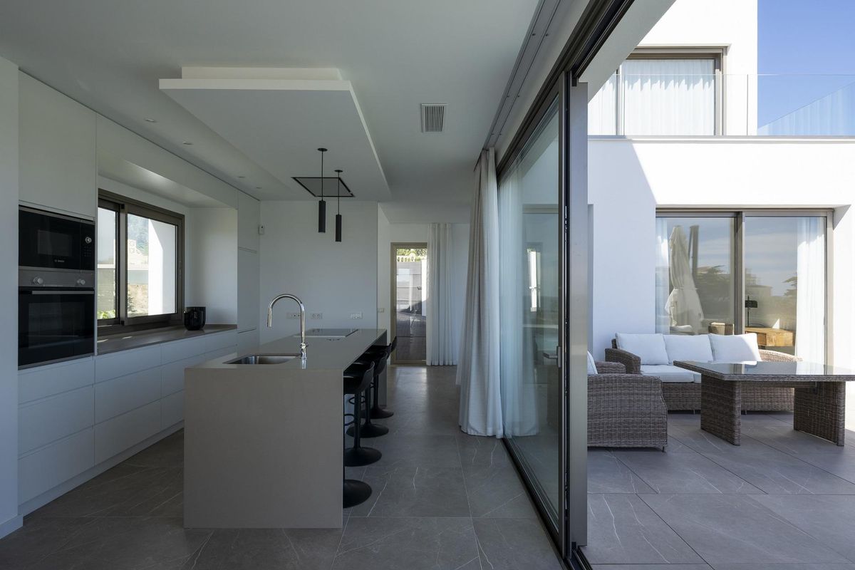Naadloze overgang tussen de binnenkeuken en de buitenzithoek in een 4-slaapkamer villa in Mijas, Costa del Sol.