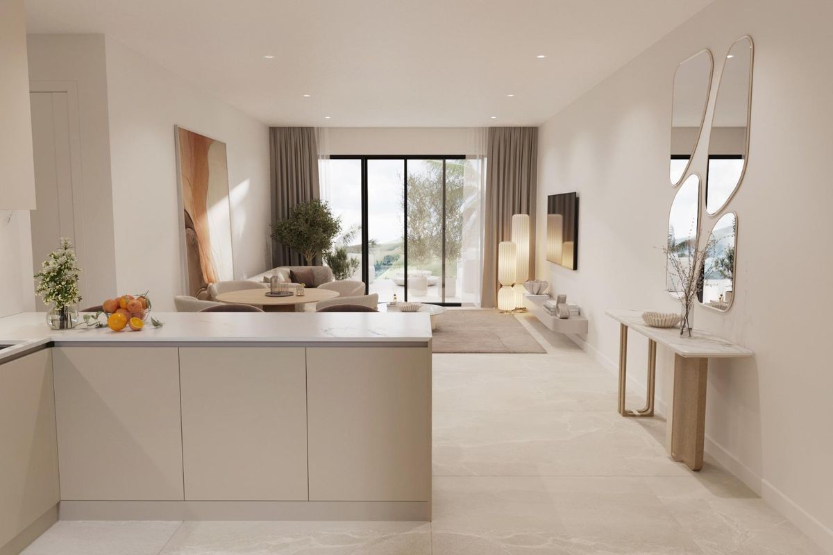 Heldere woonkamer met moderne meubels en grote ramen met uitzicht in een appartement in Estepona.
