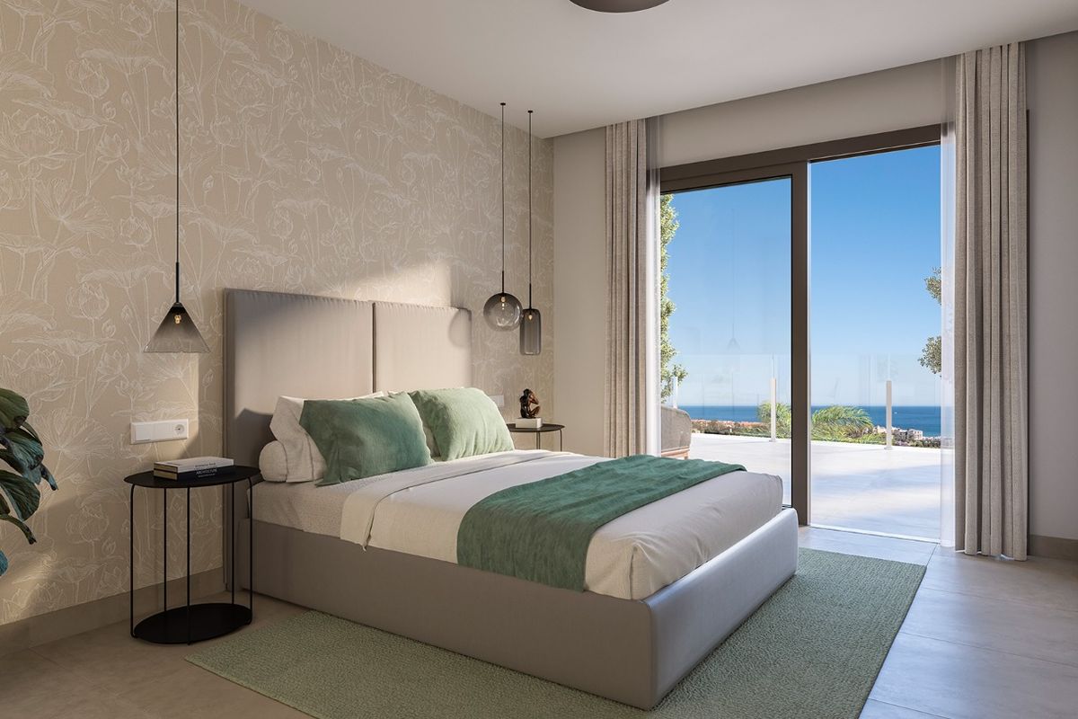 Gezellige slaapkamer met een elegant ontwerp en toegang tot een terras met uitzicht op de zee in Estepona.