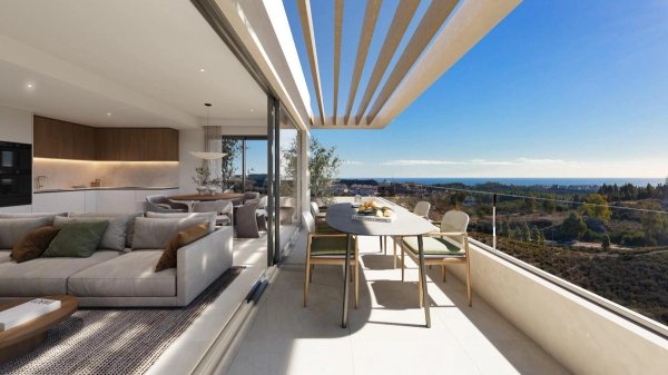 Elegante terras met uitzicht op de oceaan en eetruimte in een stijlvolle 3-slaapkamer penthouse in Mijas, Costa del Sol.