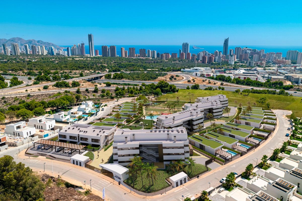 Luchtfoto van een moderne ontwikkeling in Finestrat, met aangelegde tuinen en prachtige omgeving.