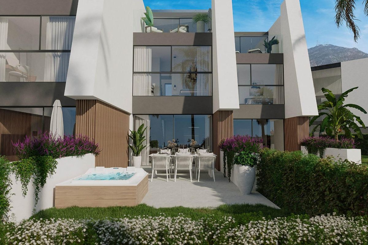 Moderne townhouse buitenkant in Fuengirola, met tuin en eetruimte, inclusief jacuzzi.