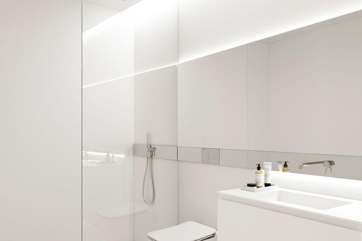 Moderne badkamer met minimalistisch ontwerp, douche en elegante armaturen in een 3-slaapkamer villa in Estepona.