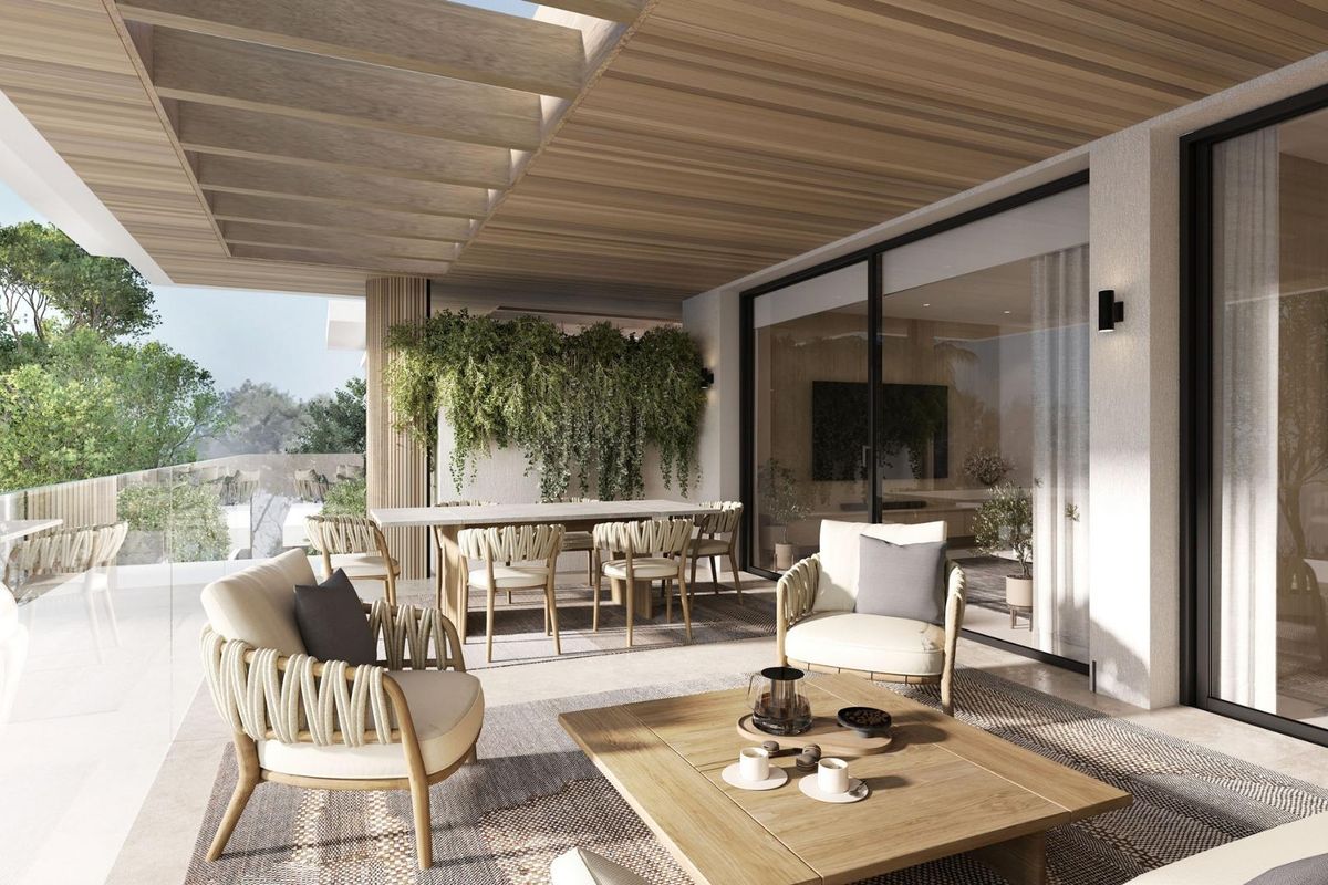 Mooi ontworpen terras met uitzicht op het groen, dat de buitenervaring in Estepona verbetert.