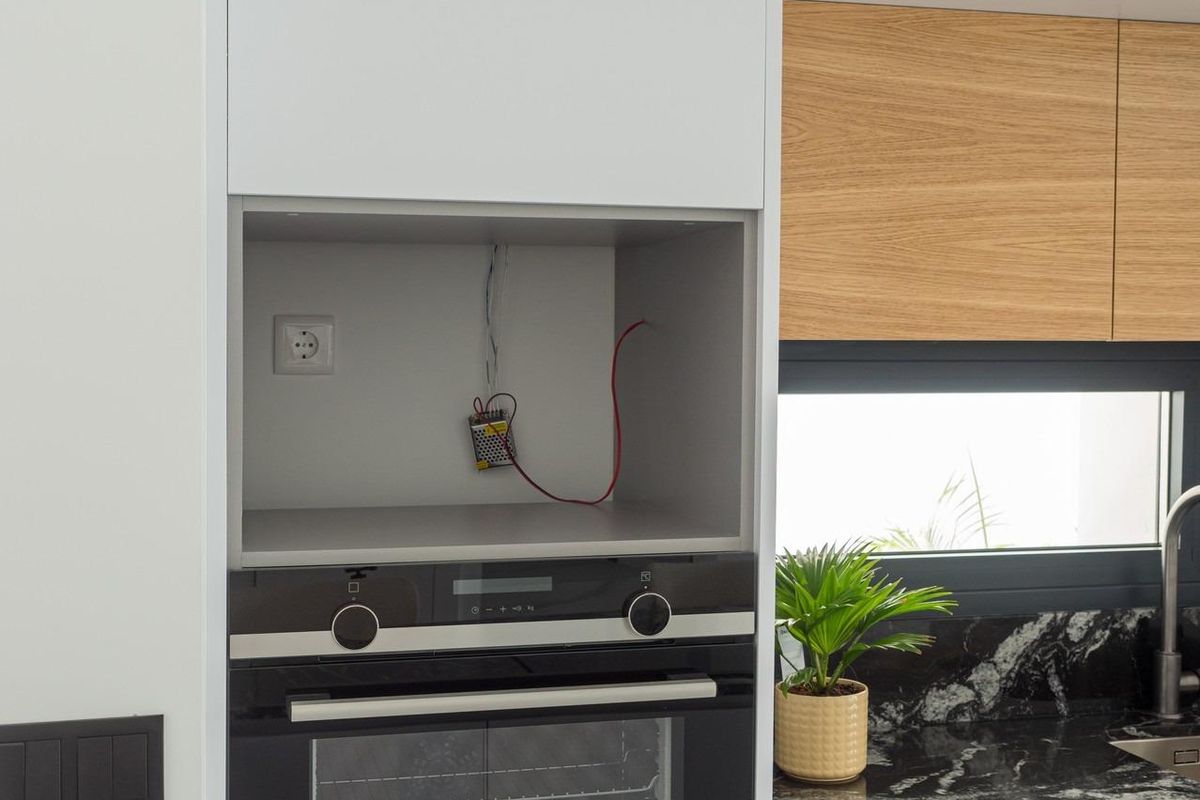 Gedetailleerd beeld van de ingebouwde oven in de keuken, benadrukt moderne apparatuur in San Pedro del Pinatar.