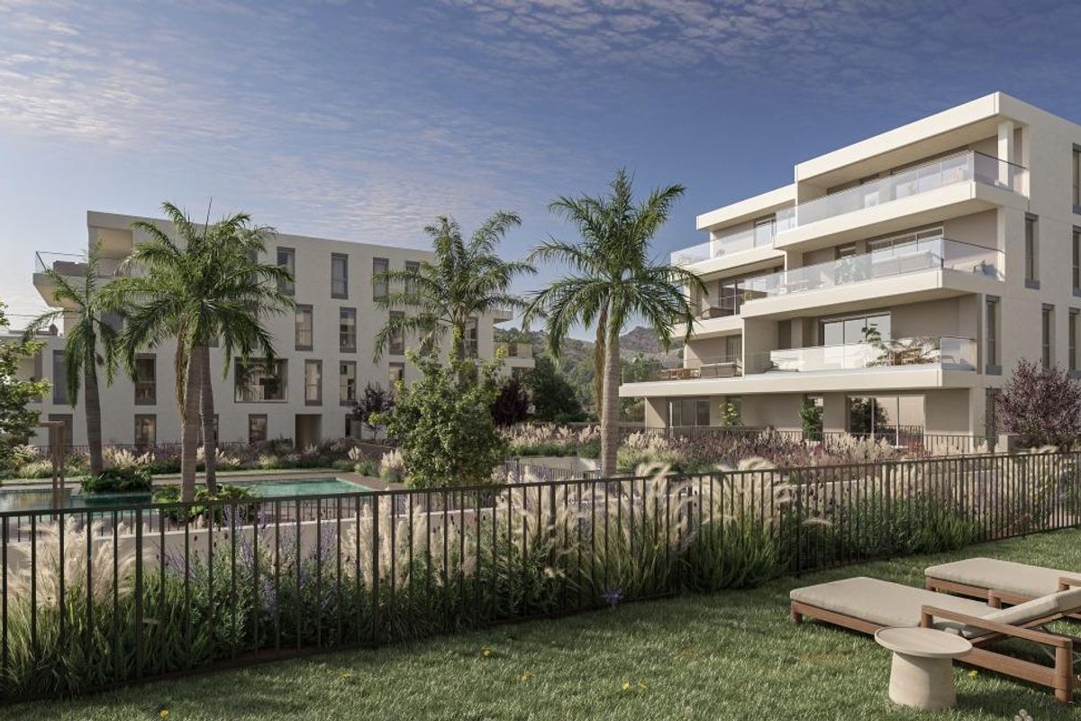 Uitzicht op het zwembadgebied omringd door palmbomen en moderne appartementen in Benicassim, Costa Blanca.