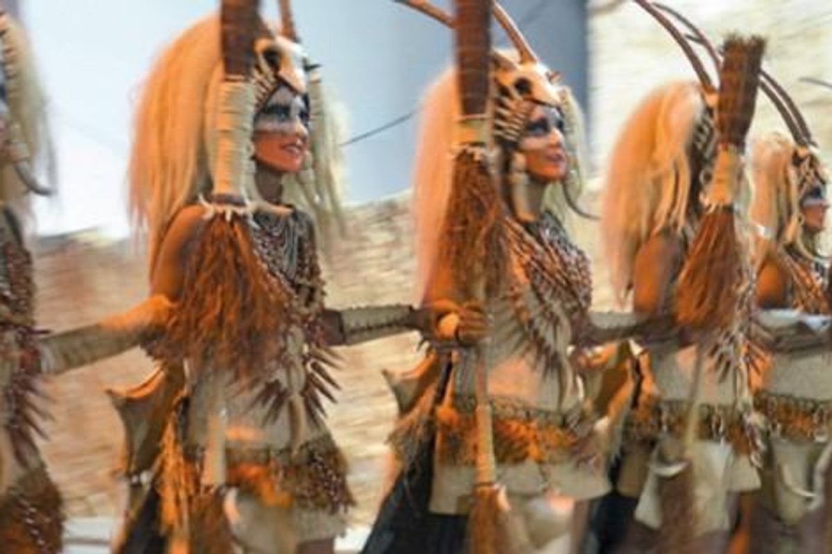 Culturele performers in traditionele kleding, die het lokale erfgoed tonen door middel van dans en kostuum in Costa Blanca.