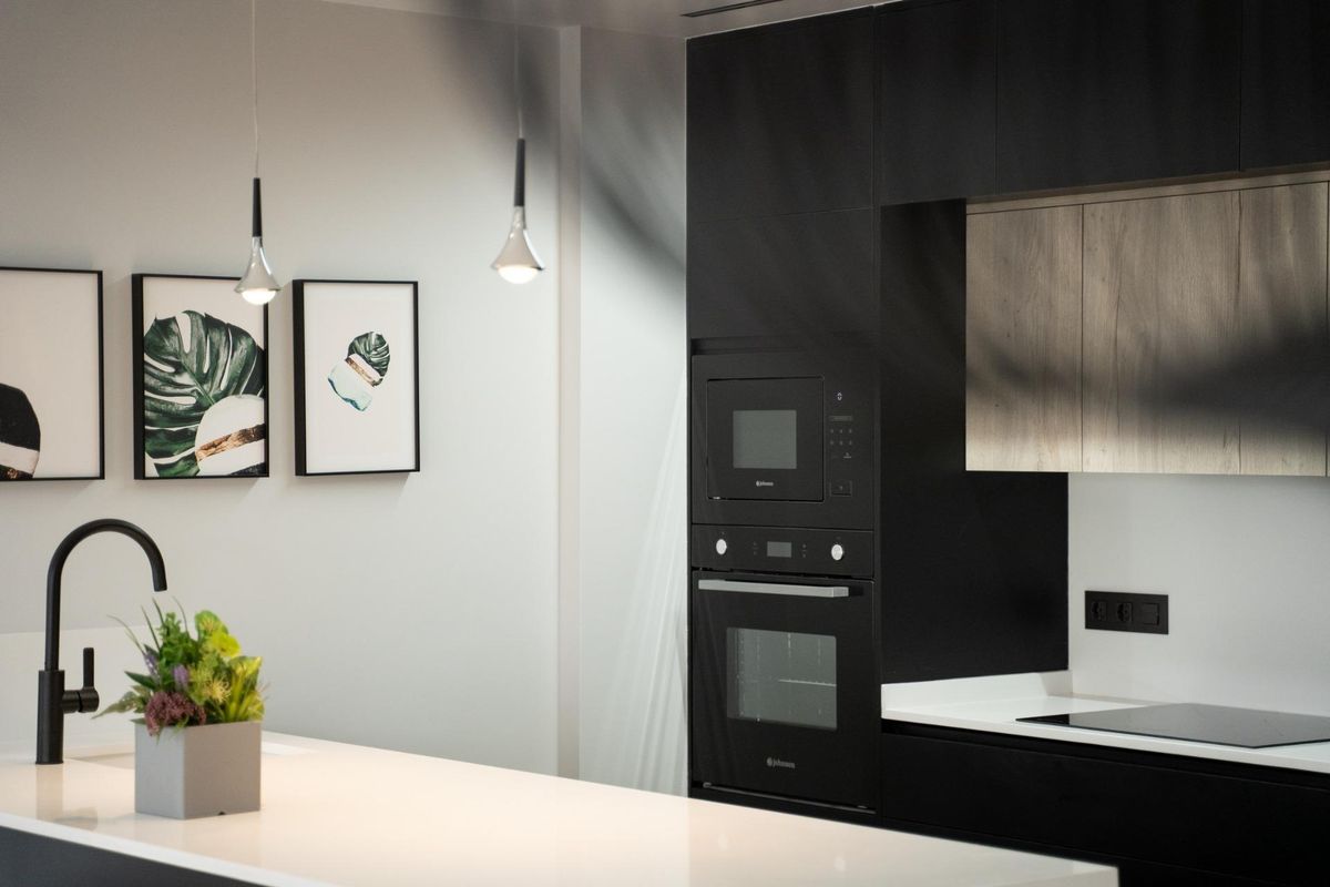 Gedetailleerd uitzicht op stijlvolle keukenelementen in een herenhuis in Orihuela Costa, met moderne ontwerpen.