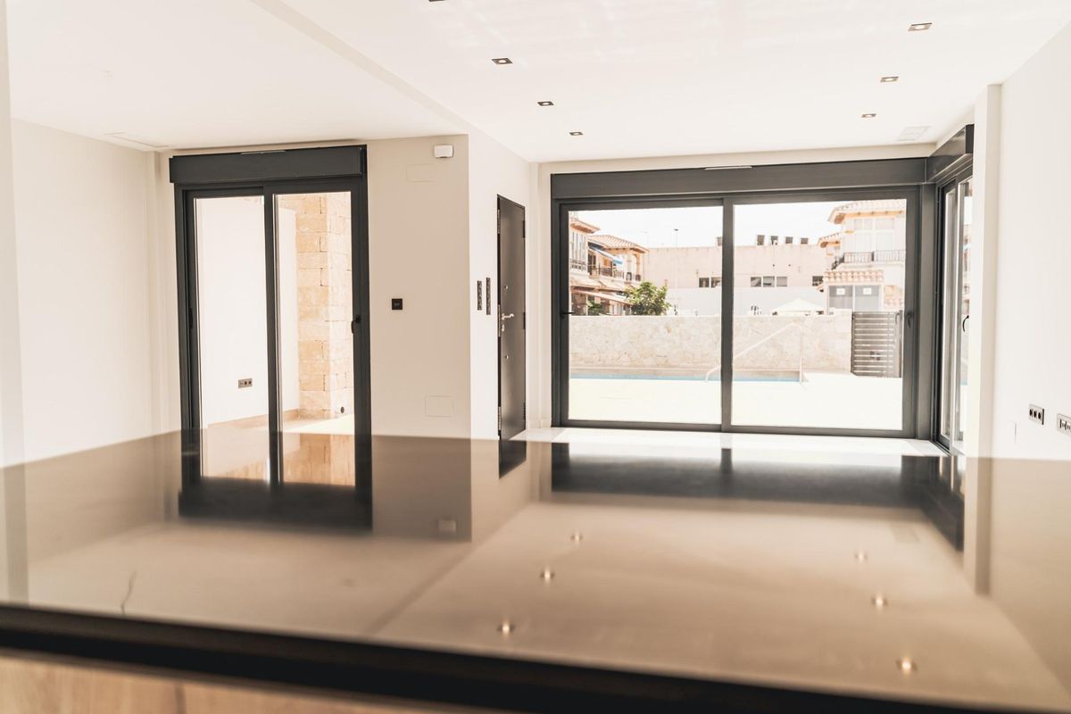 Heldere en luchtige woonruimte in de villa, perfect voor familiebijeenkomsten, gelegen in Orihuela Costa.