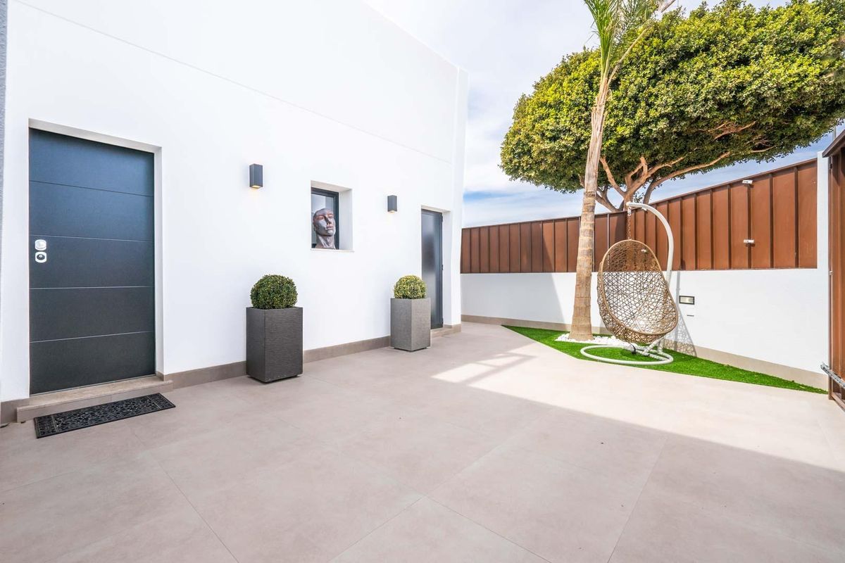 Entree van de moderne villa met een stijlvolle buitenruimte met groen in Torre Pacheco, Costa Calida.
